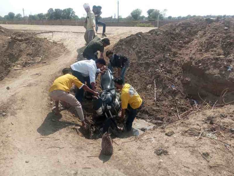 निर्माणाधीन सड़क पर सीधे वाहन निकालने से बढ़ा हादसों खतरा