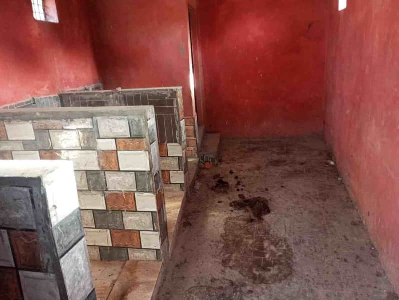 बोहत कस्बे के सार्वजनिक शौचालयों में गंदगी से बढ़ी परेशानी