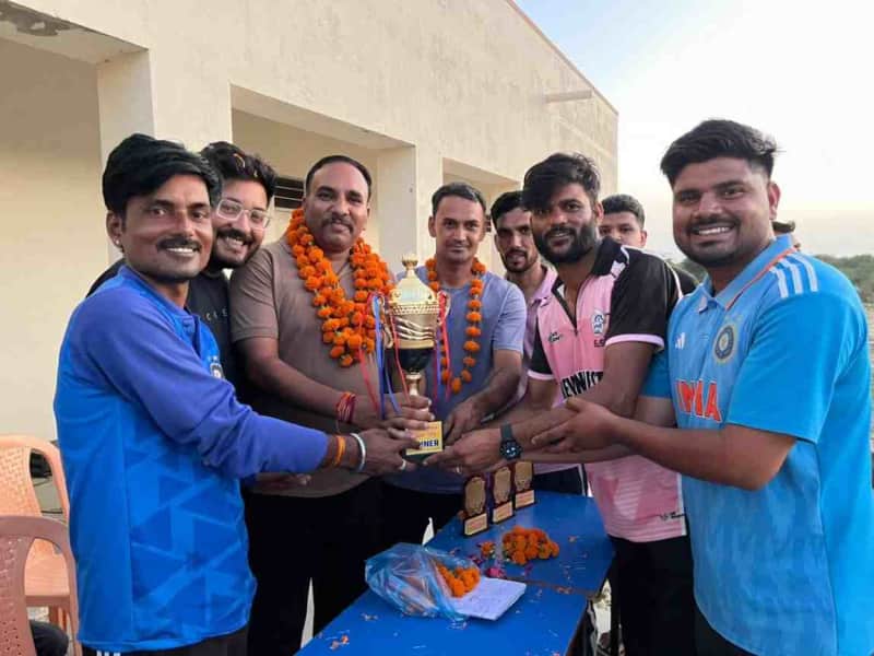 निंबड़ी प्रीमियर लीग में निंबड़ी टीम बनी विजेता चैंपियन