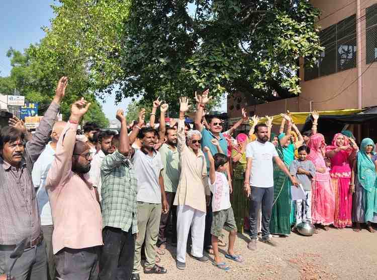जल संकट से नाराज लोगों ने लगाया चक्काजाम, प्रदर्शन