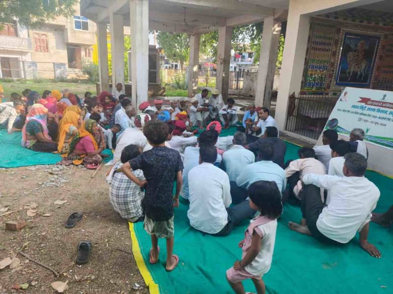 अविकानगर खेत बचाओ अभियान चौपाल में किसानों को जागरूक किया