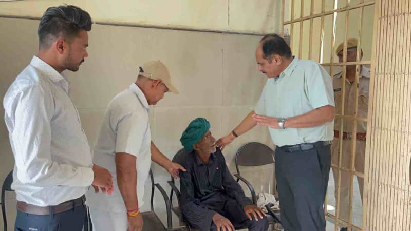 102 वर्षीय वृद्ध को खाद्य सुरक्षा योजना का लाभ, प्रशासन बना सहारा