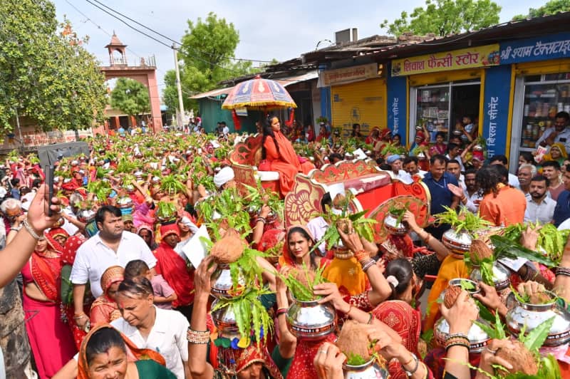 भागवत कथा शुभारंभ पर हजारों महिलाओं ने निकाली भव्य कलश यात्रा