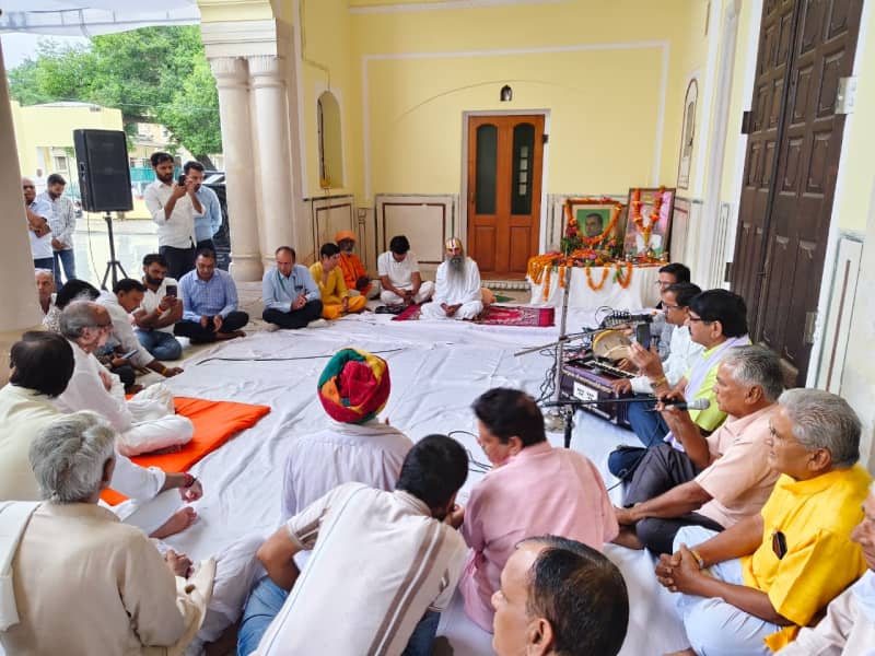 स्वर्गीय रावधीर सिंह पुण्यतिथि पर भजन कीर्तन और चिकित्सा शिविर