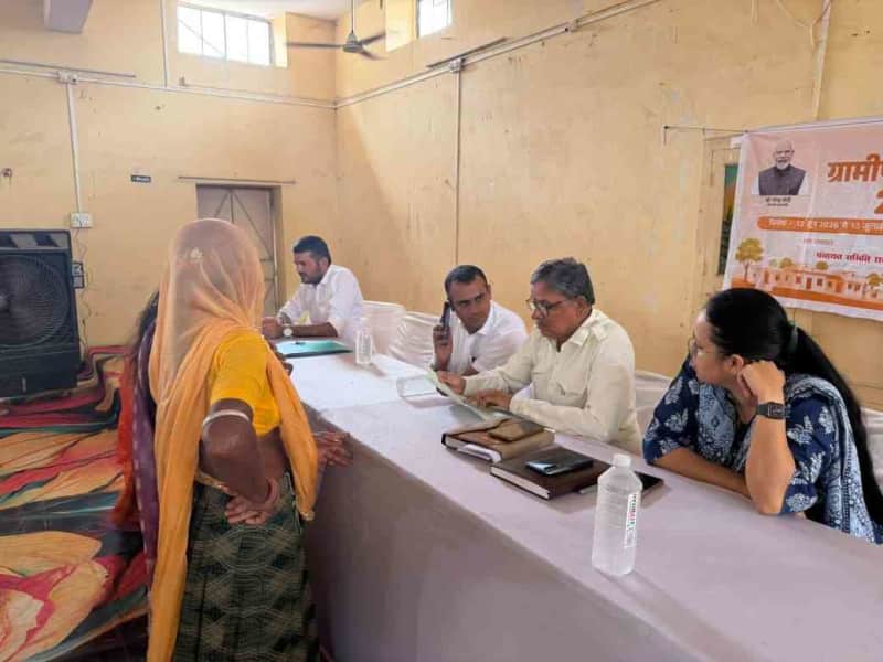 रानीवाड़ा की समस्याओं को लेकर ग्रामीणों ने सौंपा ज्ञापन