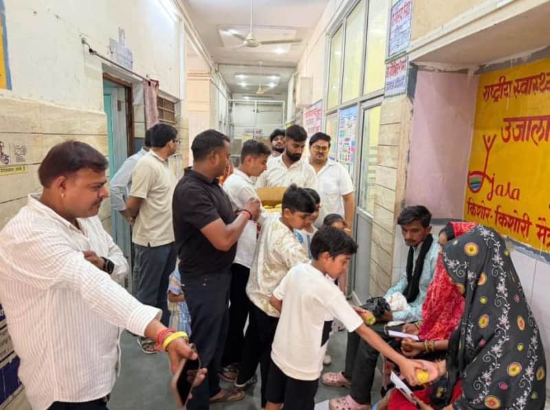 मनियां सीएचसी में भामाशाह ने बेटे के जन्मदिन पर कंप्यूटर किया भेंट