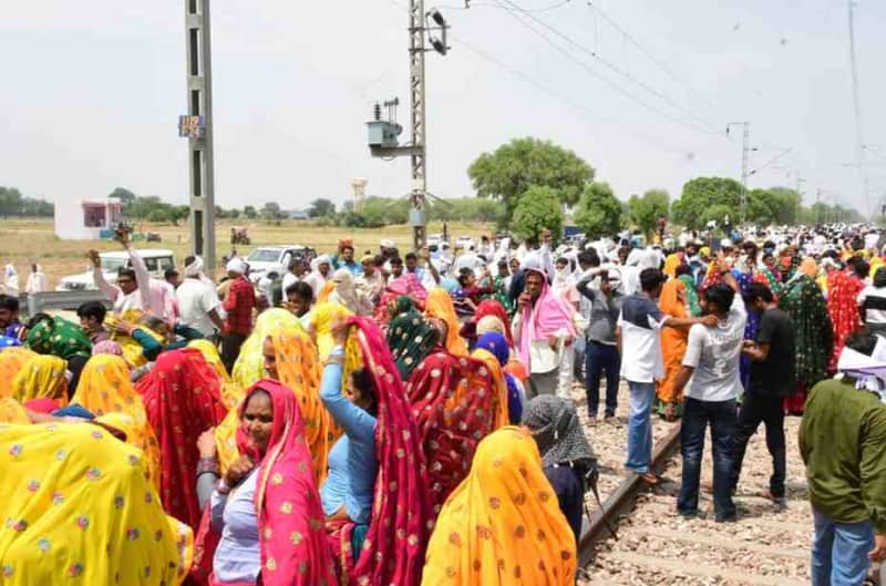 खण्डीप में दिल्ली मुंबई रेलवे ट्रैक जाम, ट्रेनें प्रभावित