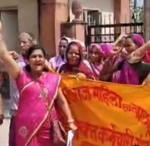 लंबित मांगों को लेकर आंगनबाड़ी महिला कर्मियों का जोरदार प्रदर्शन