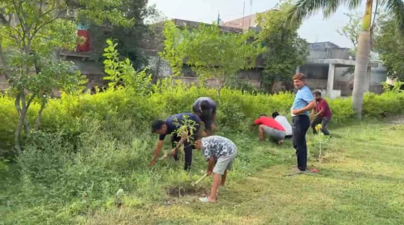 खानपुर मुक्तिधाम में श्रमदान से चला स्वच्छता अभियान सफलतापूर्वक