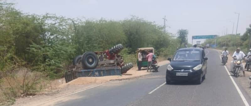 दासपा हाईवे पर बजरी भरी ट्रैक्टर ट्रॉली पलटी, हादसा टला पूरी तरह
