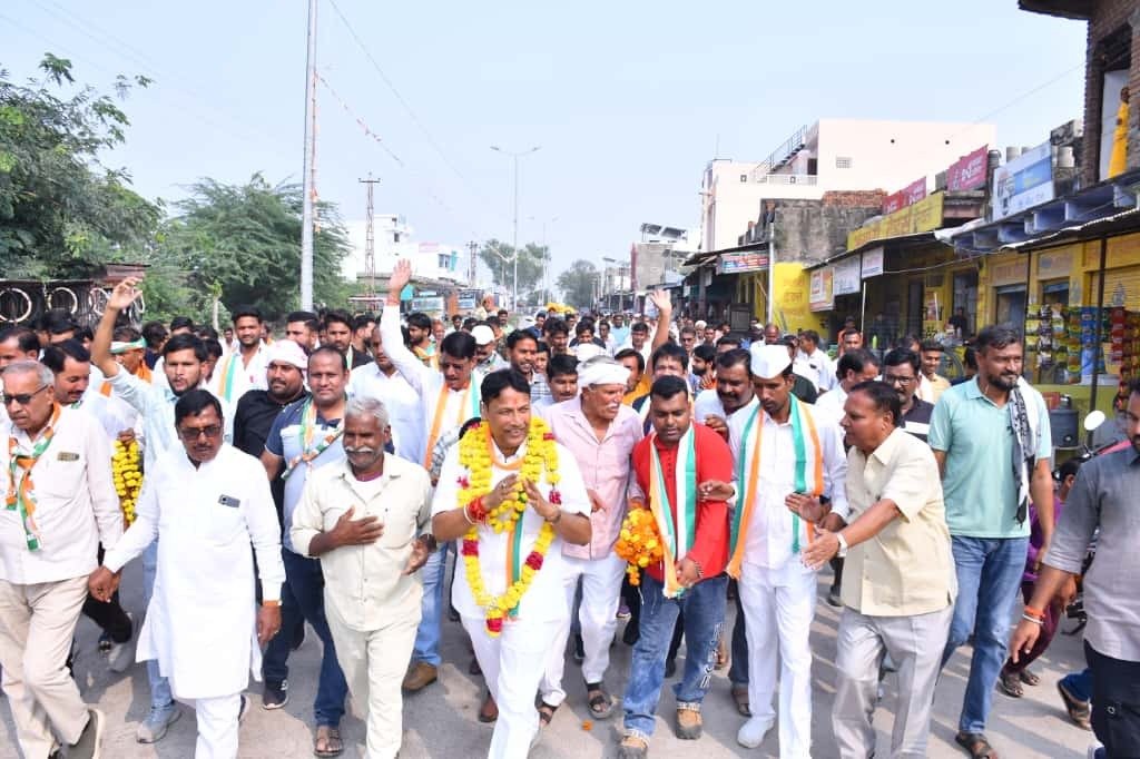 कांग्रेस प्रत्याशी प्रमोद जैन भाया ने दीपावली पर किया जनसंपर्क, लोगों से की आत्मीय मुलाकात