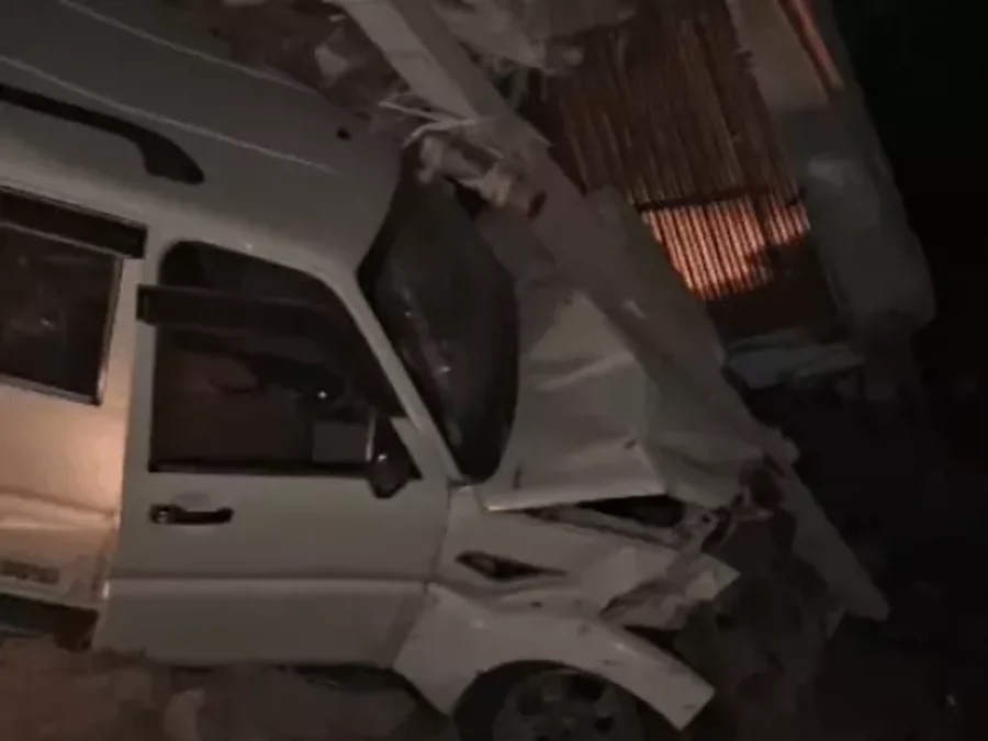 सीकर में बेकाबू स्कॉर्पियो ने बाइक को टक्कर मारी: 2 गंभीर घायल, बिजली के पोल से टकराई