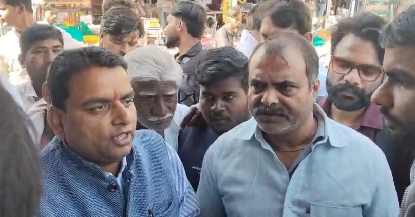 बकानी में स्मार्ट मीटर को लेकर उपभोक्ताओं में असमंजस, जानकारी के अभाव में विरोध – विधायक सुरेश गुर्जर पहुंचे मौके पर