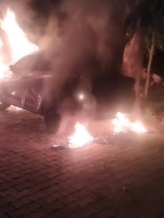 किशनगंज में सरपंच की कार में लगी आग, नेशनल हाईवे 27 के पास खड़ी कार जलकर खाक