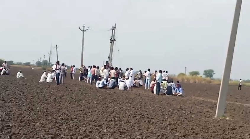 ट्रांसफार्मर से चिपकने पर युवक की मौत, ग्रामीणों का हंगामा — मुआवजा और नौकरी की मांग