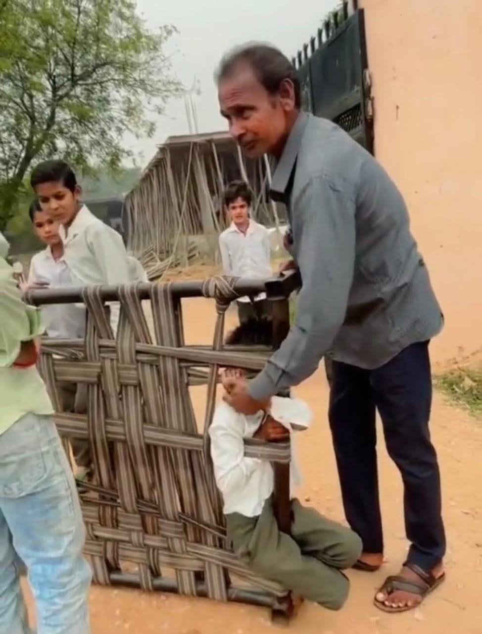 स्कूल जाने से मना कर रहा था बच्चा, परिवार ने चारपाई सहित पहुंचाया स्कूल — शिक्षा के प्रति प्रेरक उदाहरण