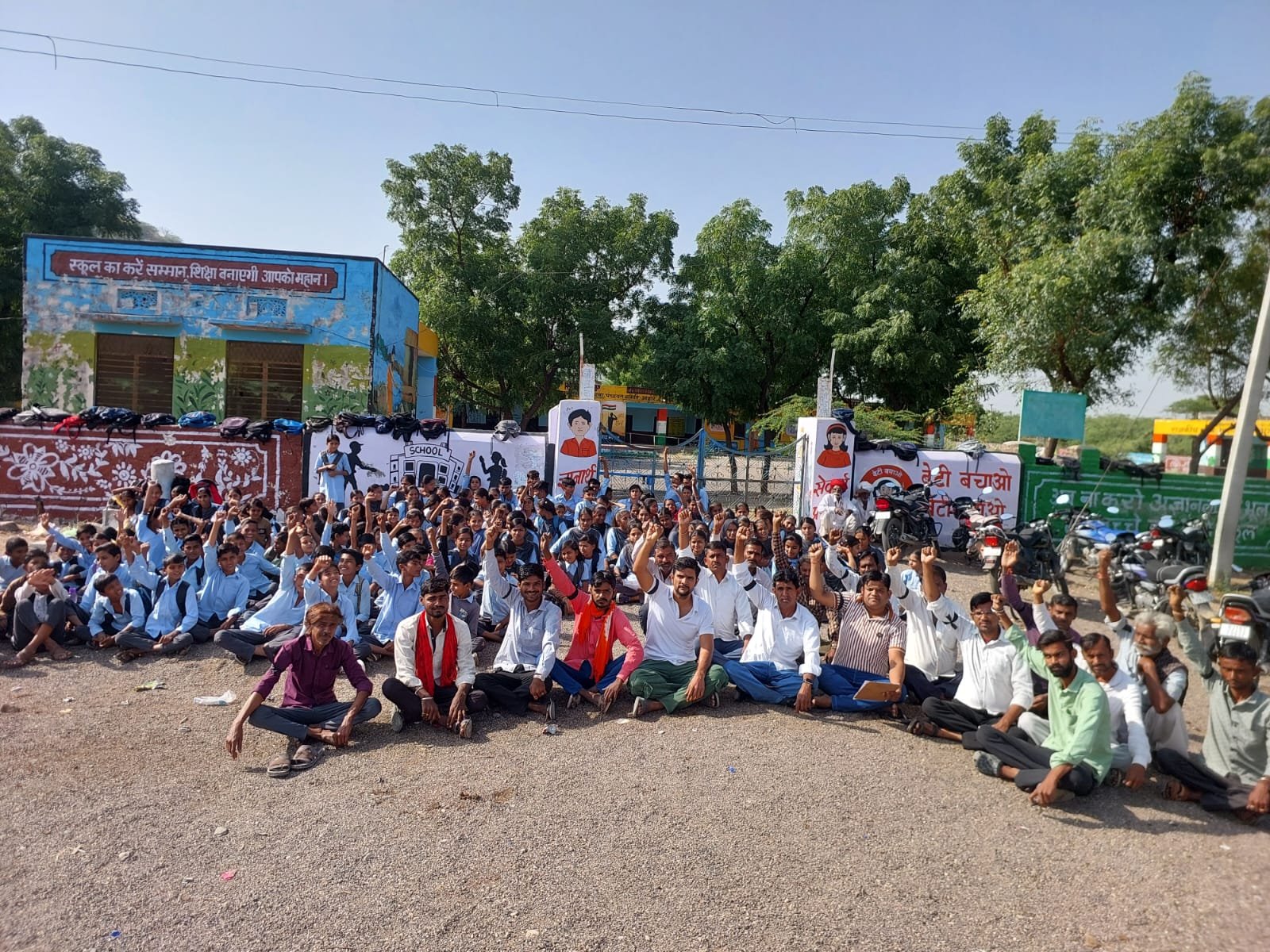 आहोर के मालगढ़ की राउमावि में तीसरे दिन भी तालाबंदी जारी, ग्रामीणों का गुस्सा फूटा — बोले, व्याख्याताओं के बिना स्कूल अधूरा!