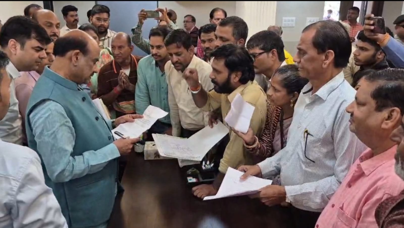 कोटा में लोकसभा अध्यक्ष ओम बिर्ला का जनसुनवाई शिविर: दो दिवसीय प्रवास में उमड़ी भीड़, मिले निर्देश