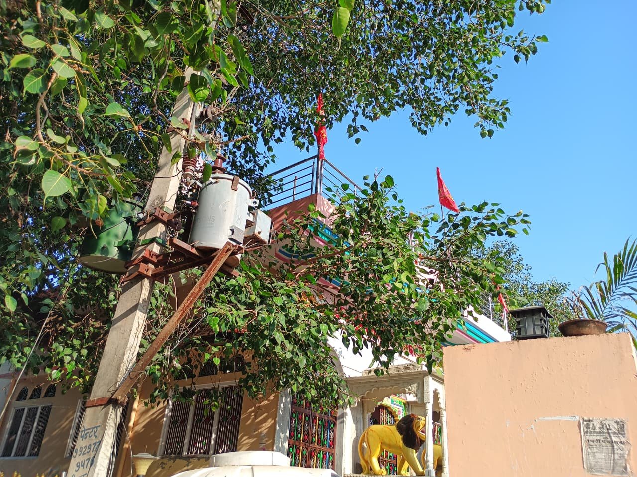 कुरेडा में मंदिर के पास लगे ट्रांसफार्मर से बड़ा खतरा, ग्रामीणों की शिकायतें अनसुनी