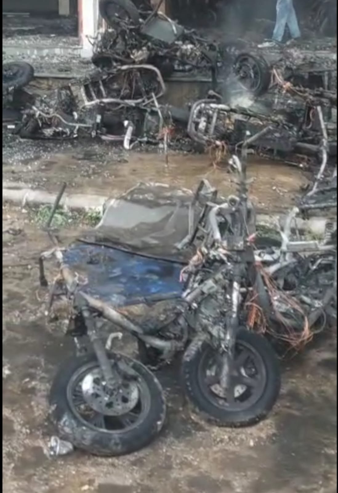 कोटा में इलेक्ट्रिक टू-व्हीलर शोरूम में भीषण आग, 50 बाइक और एक दर्जन ई-रिक्शा राख