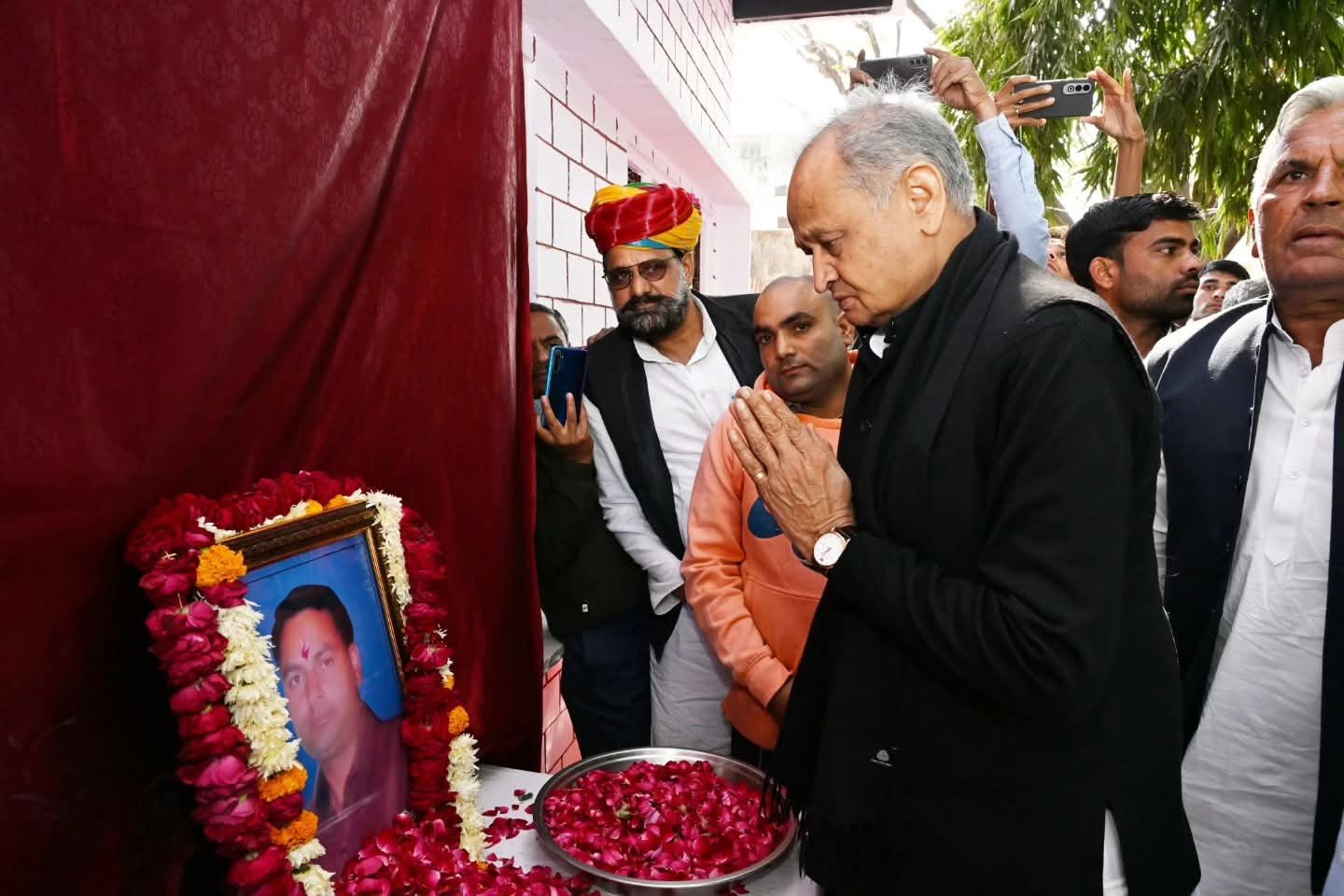 गहलोत का शाहपुरा दौरा, दिवंगत रविन्द्र सैनी को श्रद्धांजलि