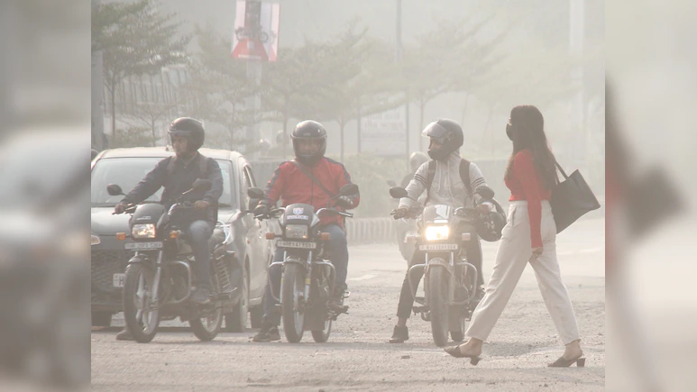 दिल्ली में दम घोंटू हवा: स्कूल बंद, वर्क फ्रॉम होम लागू, AQI 400 पार