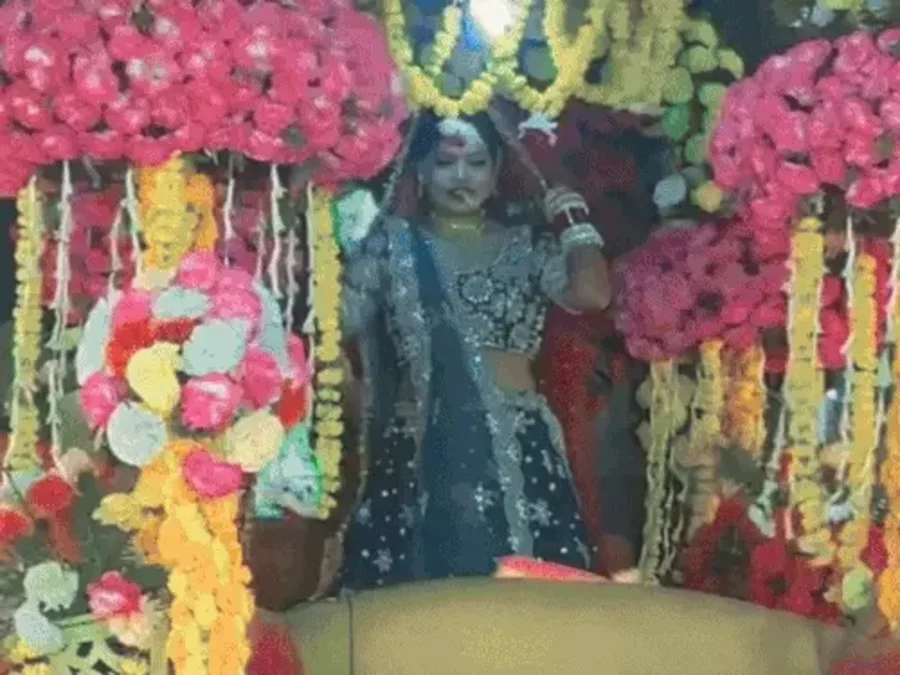 प्रयागराज में नेशनल क्रिकेट खिलाड़ी की अनोखी बारात, बग्घी पर डांस करते हुए पहुँची दूल्हे के घर