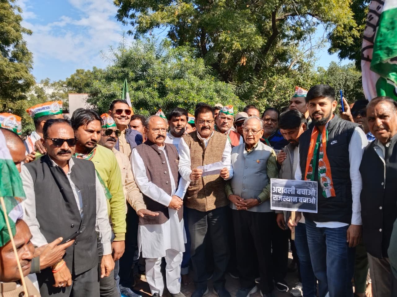 aravalli conservation protest: बूंदी में अरावली बचाओ और मनरेगा बचाओ को लेकर कांग्रेस का पैदल मार्च, कलेक्टर कार्यालय तक प्रदर्शन