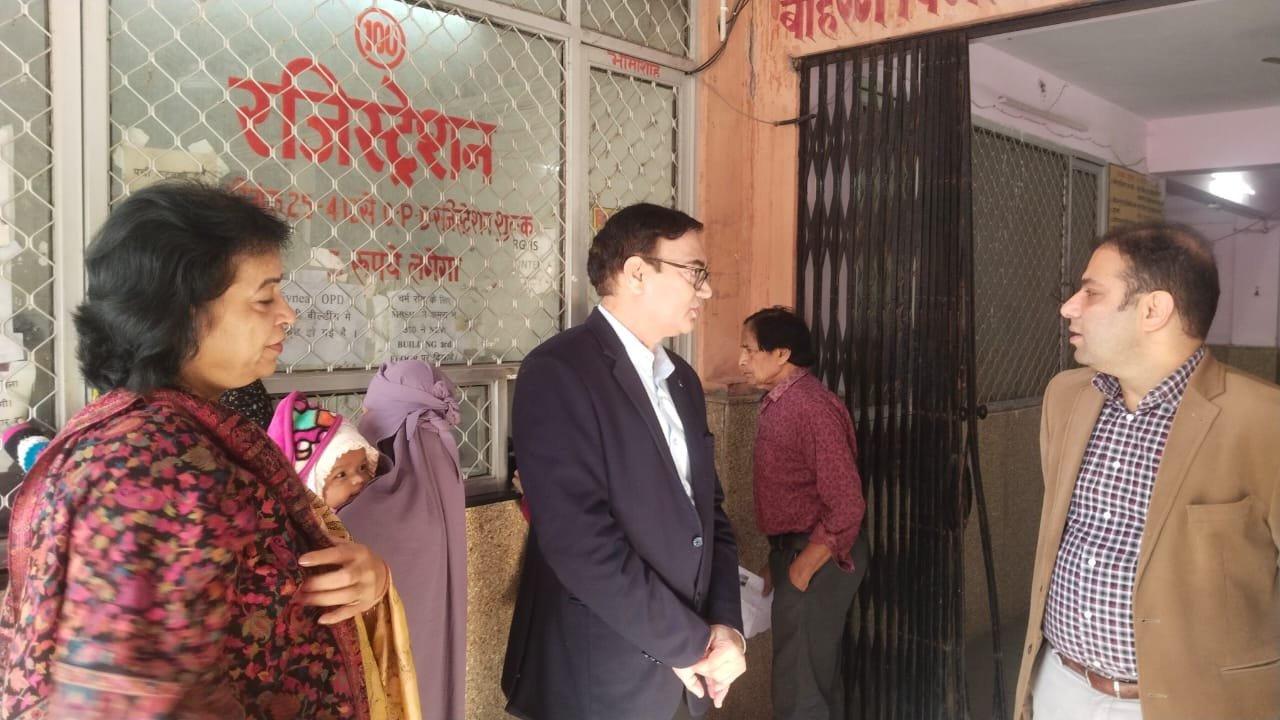 satellite hospital rampura 2025: कलेक्टर पीयूष समारिया का औचक निरीक्षण, OPD के बाहर कुर्सियां लगाने के निर्देश