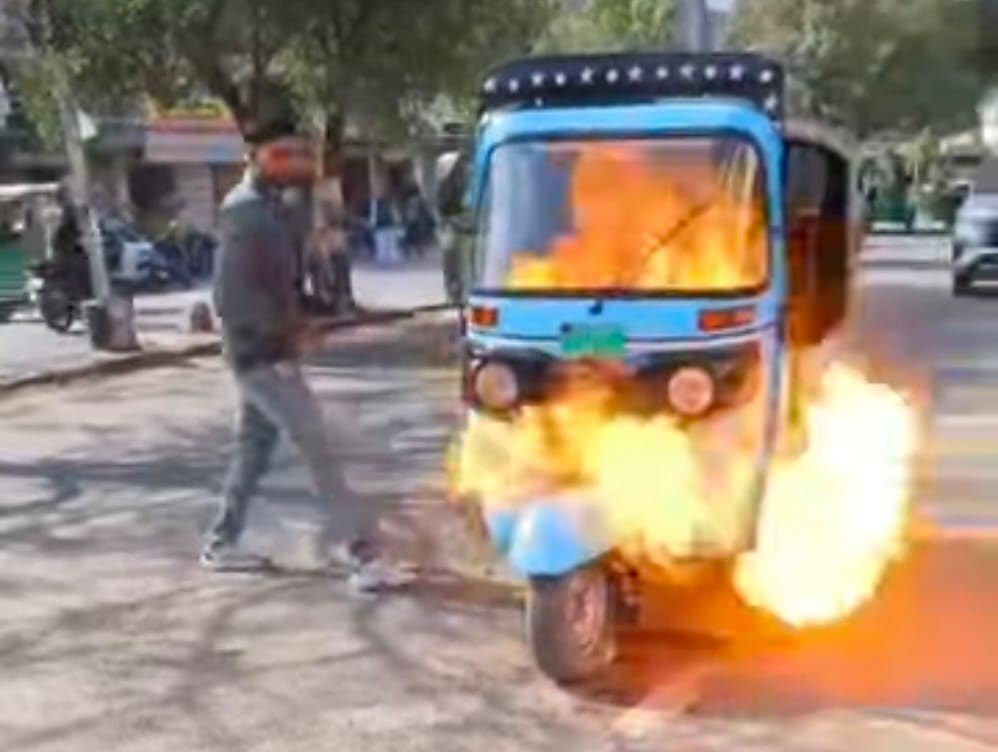 jodhpur e rickshaw fire: बजाज शोरूम से खरीदी नई ई-रिक्शा को ऑटो चालक ने पेट्रोल डालकर जलाया, सड़क पर मचा हड़कंप