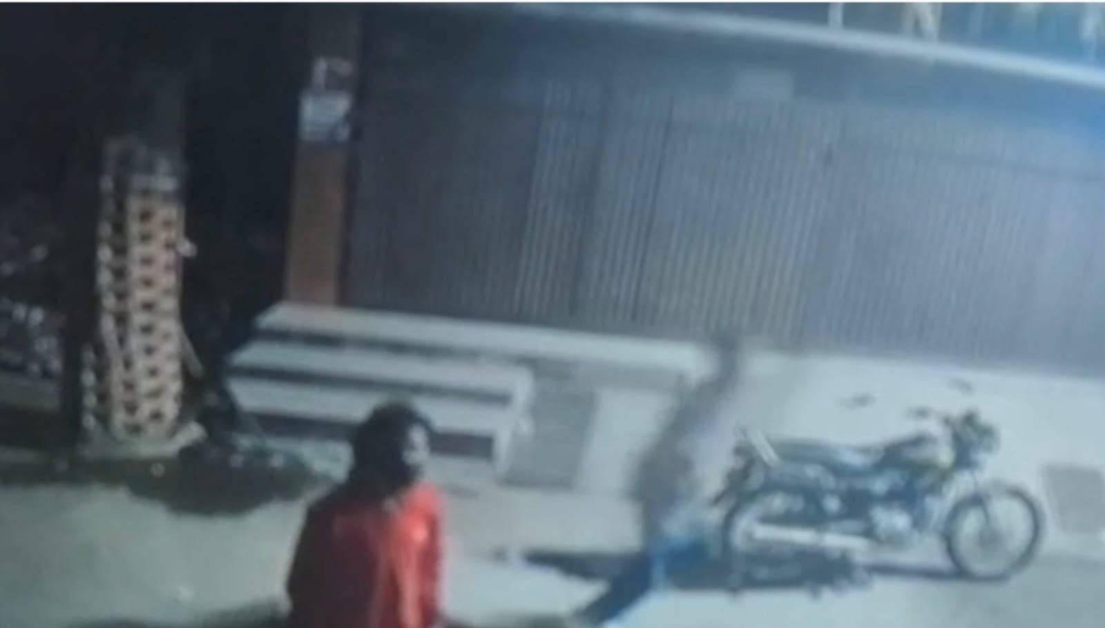 Kaithoon CCTV Footage Attack: मोटरसाइकिल सवार 1 दर्जन बदमाशों ने मचाया उत्पात, रात का वीडियो वायरल