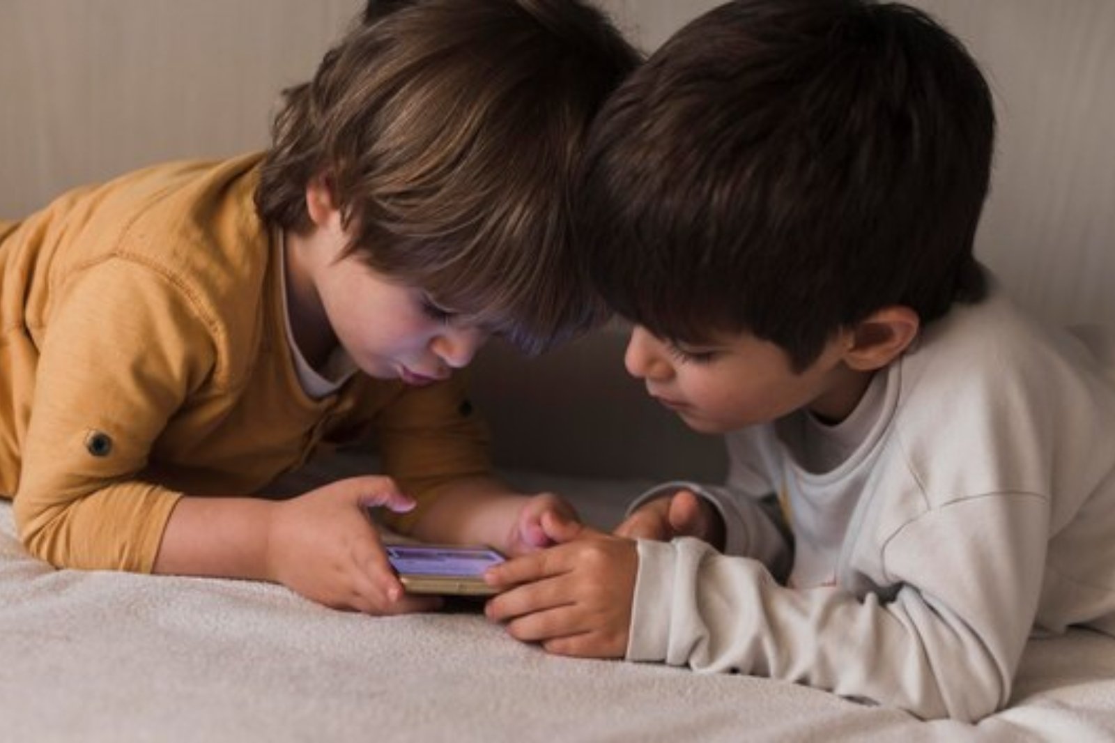 मोबाइल संस्कृति: बच्चों के भविष्य पर मंडराता सबसे बड़ा खतरा प्रगति या विनाश ?