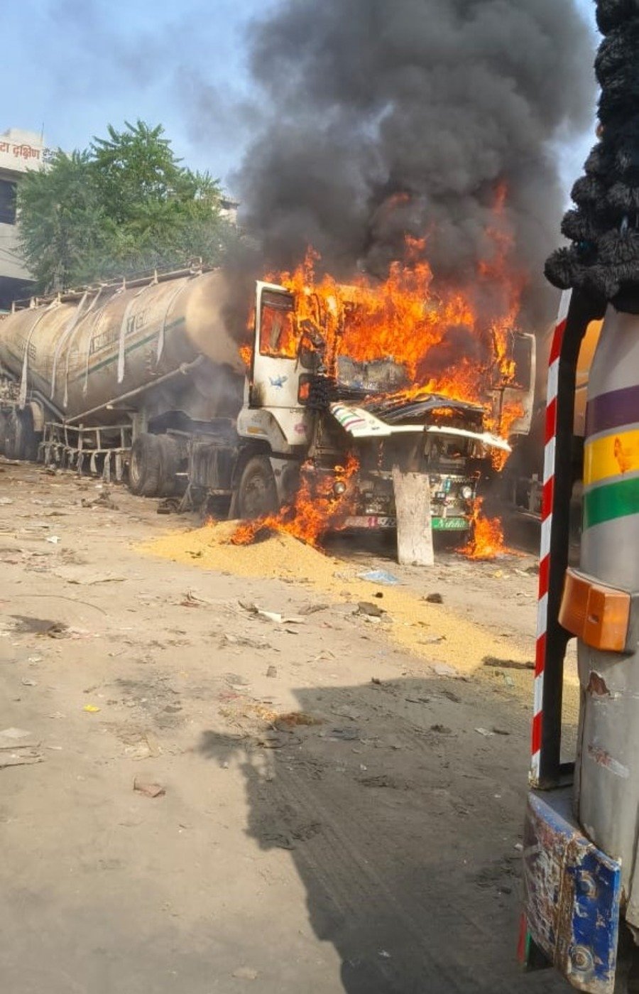 ट्रांसपोर्ट नगर आग: 2 वाहनों में भयंकर (Terrible) आग और पूरे इलाके में अफरा-तफरी, दमकल ने पाया काबू