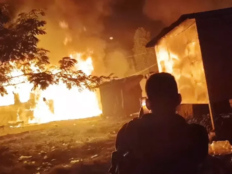 बलरामपुर में ट्रक-बस की भीषण टक्कर: बस में लगी आग, 3 जिंदा जले, 24 गंभीर रूप से झुलसे