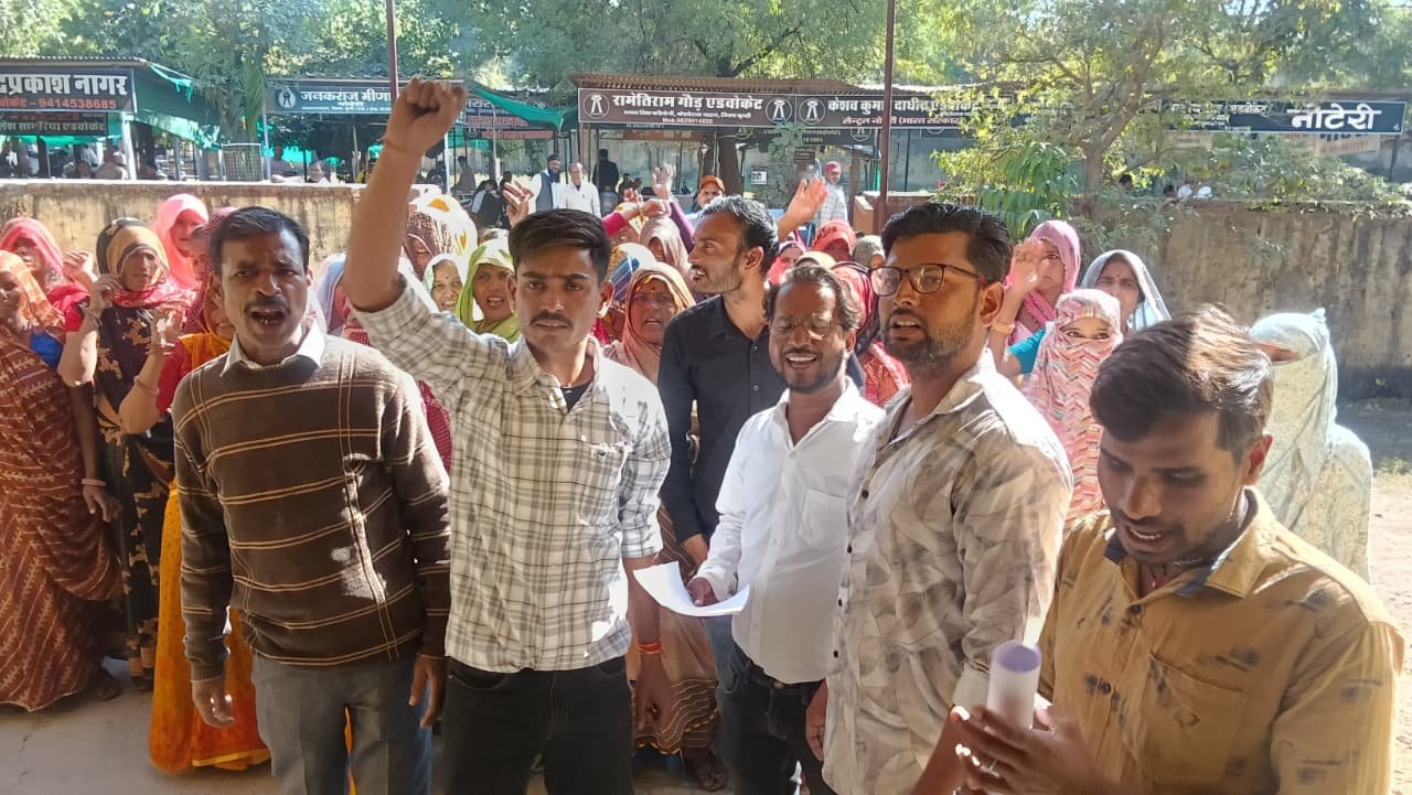 Keshoray Patan Urban NREGA Workers Protest: 5–6 महीने से बकाया मजदूरी को लेकर मजदूरों का पैदल मार्च, SDM कार्यालय पर जोरदार प्रदर्शन