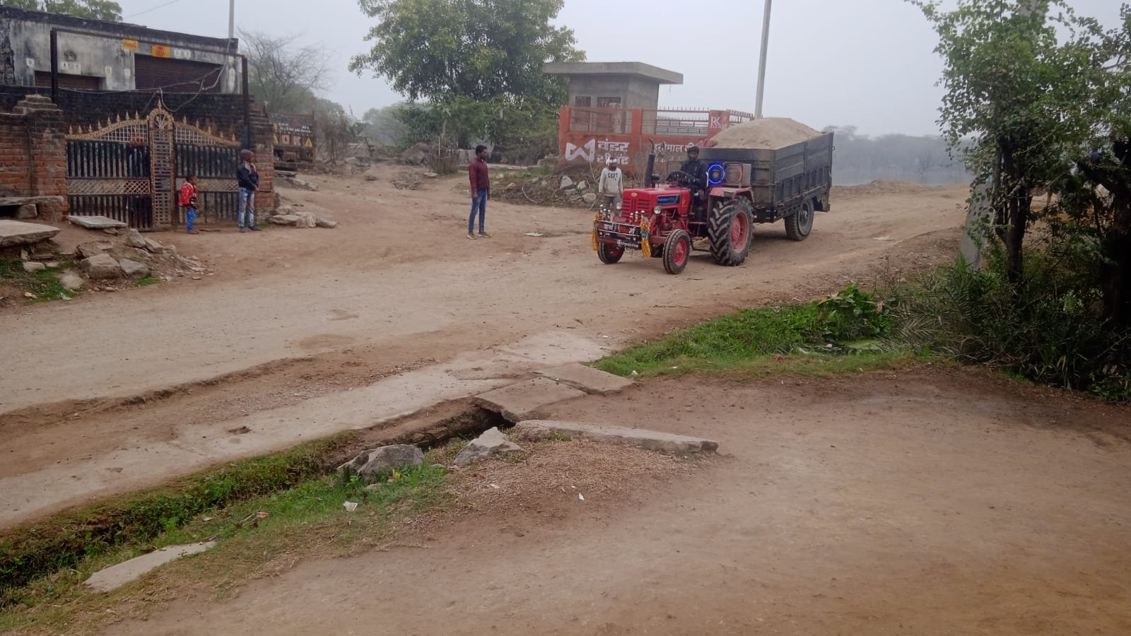 पंवालिया बजरी माफिया: अनियंत्रित ट्रैक्टर-ट्रॉली पलटी, राजस्थान रोडवेज बस से टकराने से टला बड़ा हादसा