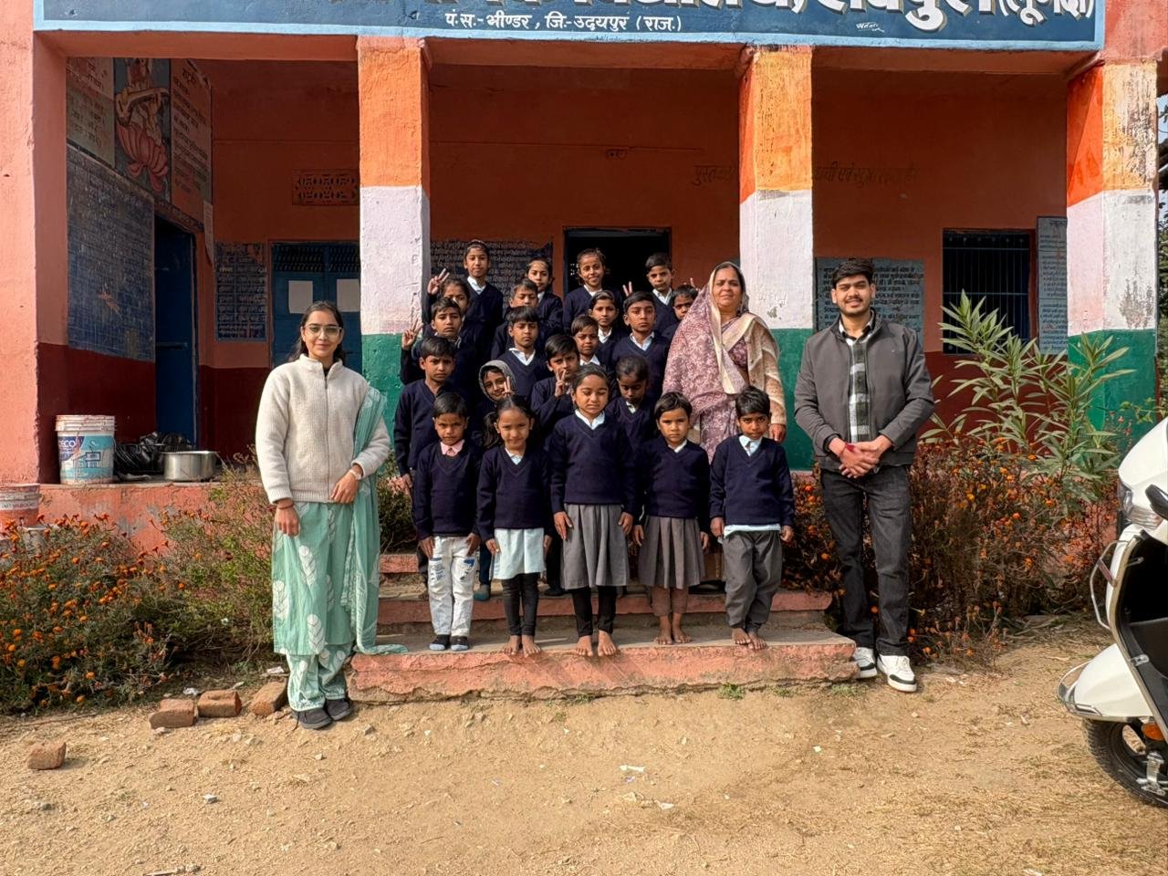 Teacher Sweater Distribution: शीतलहर में अध्यापिका मयूरी कूदाल ने विद्यार्थियों को बांटे स्वेटर, स्कूल में लौटी मुस्कान