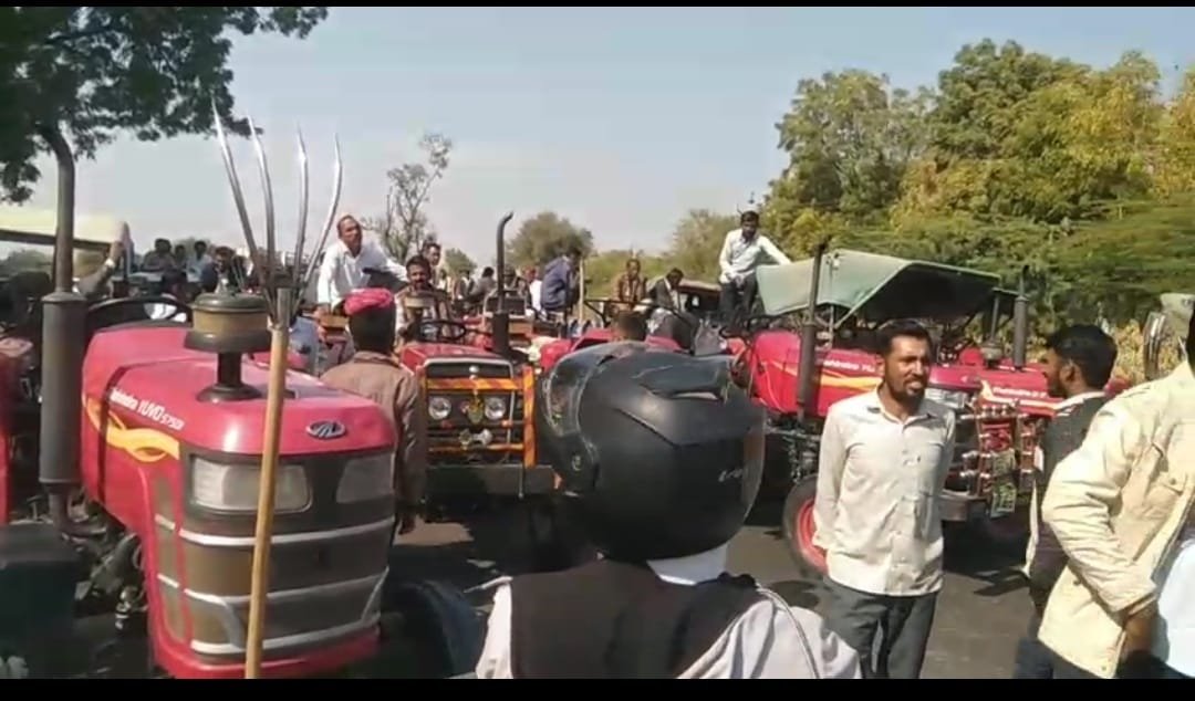 गुड़ामालानी किसान ट्रैक्टर रैली रोकी गई: निम्बड़ी फांटे पर सड़क जाम, पुलिस तैनात, आवागमन पूरी तरह बाधित