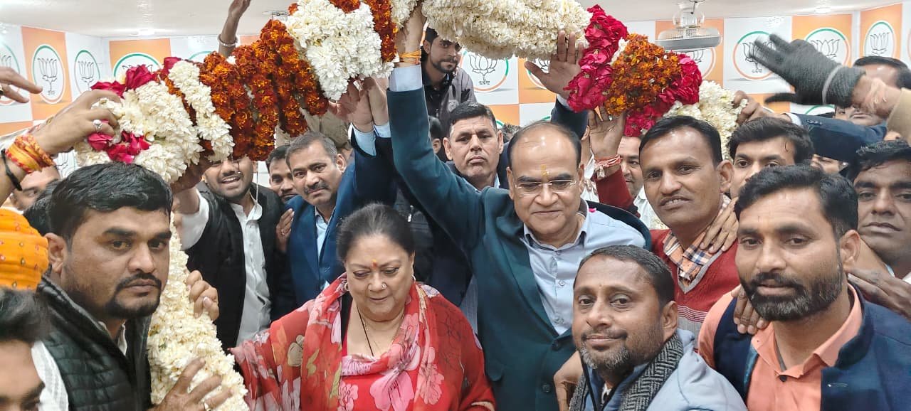 भाजपा सम्मान 2026: बकानी मंडल कार्यालय में वसुंधरा राजे ने ओमप्रकाश लोधा को एक वर्ष सफल कार्यकाल पर आशीर्वाद दिया