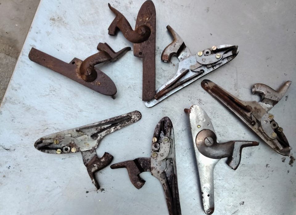 टोंक अवैध हथियार और बारूद फैक्ट्री गिरफ्तारी: टोंक-देवली में डीएसटी ने दो गिरफ्तार, भारी मात्रा में तलवार, बंदूक पुर्जे और बारूद जब्त