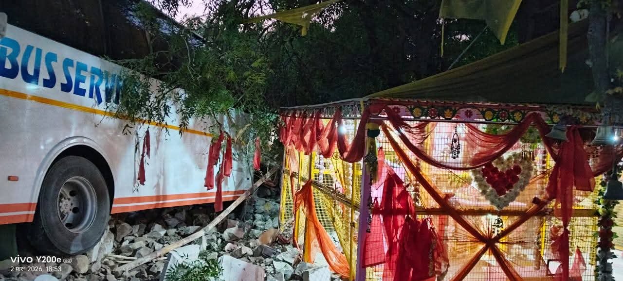 बाड़मेर में बड़ा हादसा: तेज रफ्तार ट्रेवल्स बस मंदिर परिसर में घुसी, कई यात्री घायल