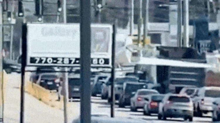 अमेरिका प्लेन क्रैश लैंडिंग: बिजी सड़क पर इमरजेंसी लैंडिंग, कई कारों से टकराया विमान, वायरल हुआ खौफनाक